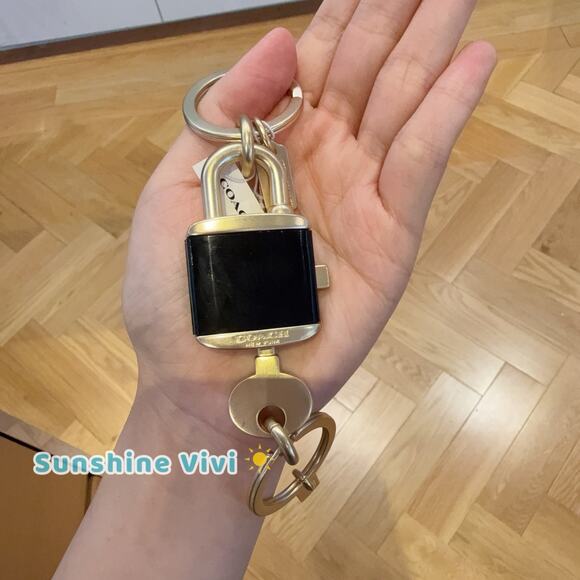 NWT Coach Lock and Key Bag Charm Valet Detachable Key Ring Fob C1679 - Picture 2 of 5